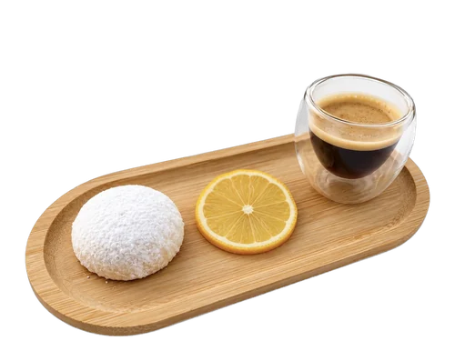 Fondant au citron enrobé de noix de coco sur un plateau en bambou
