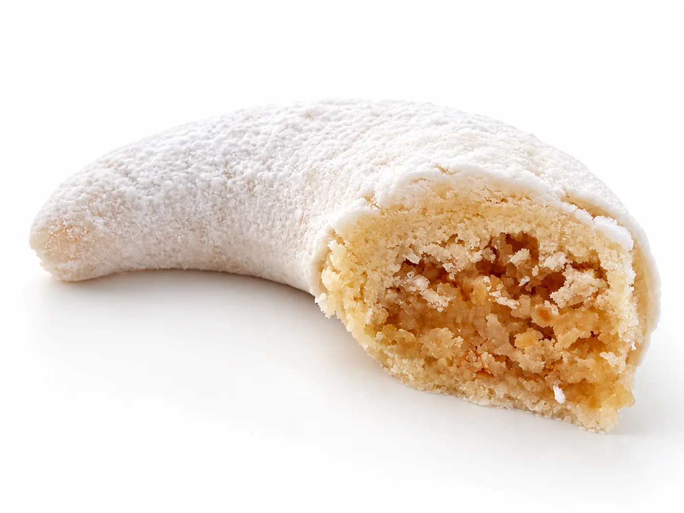 Corne de gazelle Amandes & Miel entamée, cœur d'amande sous son voile de sucre glace
