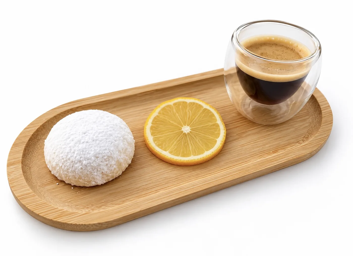 Fondant au citron entier sur un plateau en bambou, avec une rondelle de citron et un café